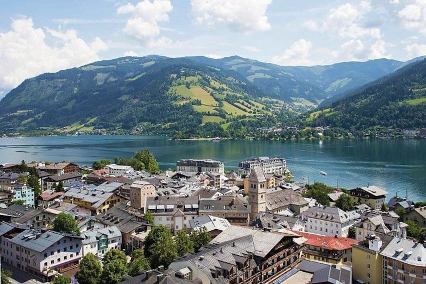 Un pueblo junto a un lago con montañas al fondo. 2