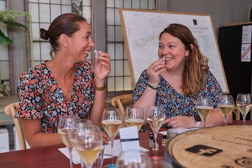 Dos mujeres sentadas a una mesa con copas de vino, un mapa y un sacacorchos. 5