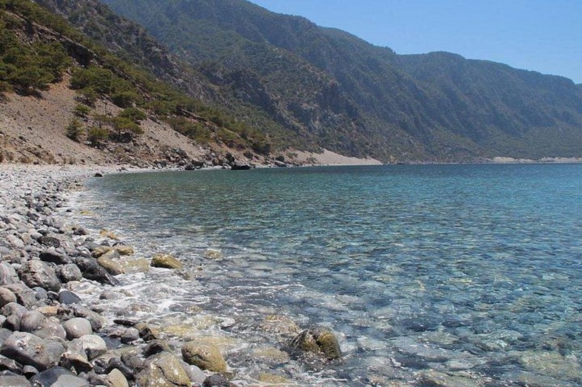 Un lac aux eaux limpides, bordé de rivages rocheux et entouré de montagnes. 2