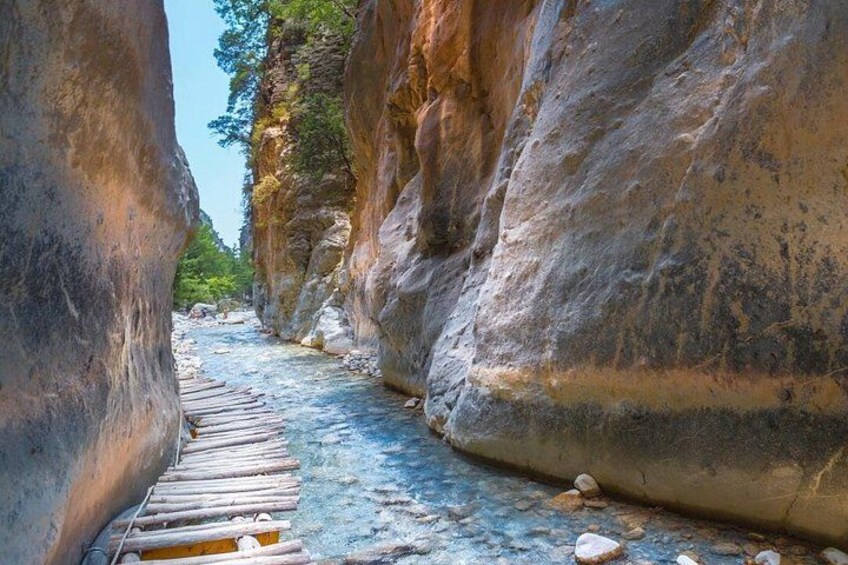 Full-Day Beginner's Hiking Route Tour to Samaria Gorge 5