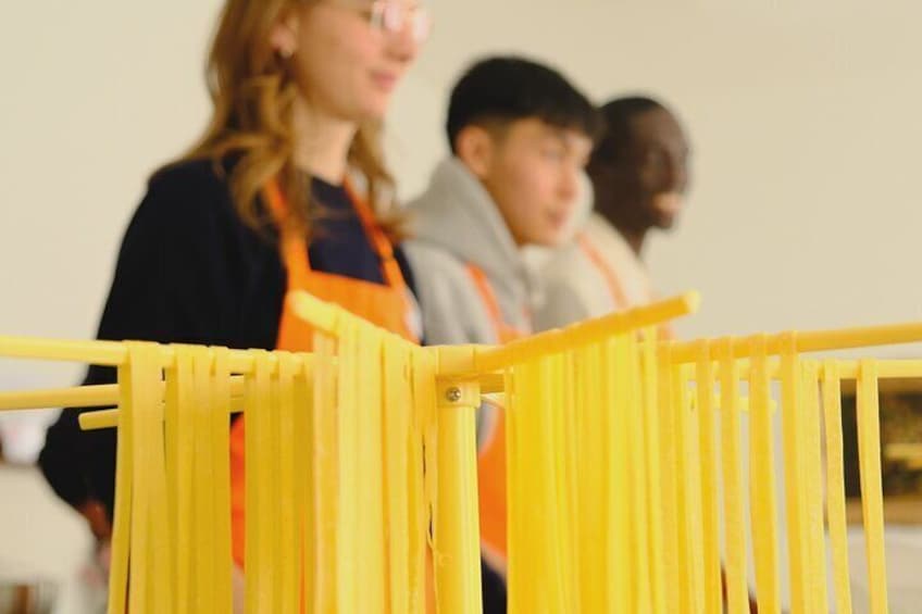 Une structure jaune avec des éléments verticaux, qui pourrait être un modèle ou une partie d’un ensemble plus vaste. 2