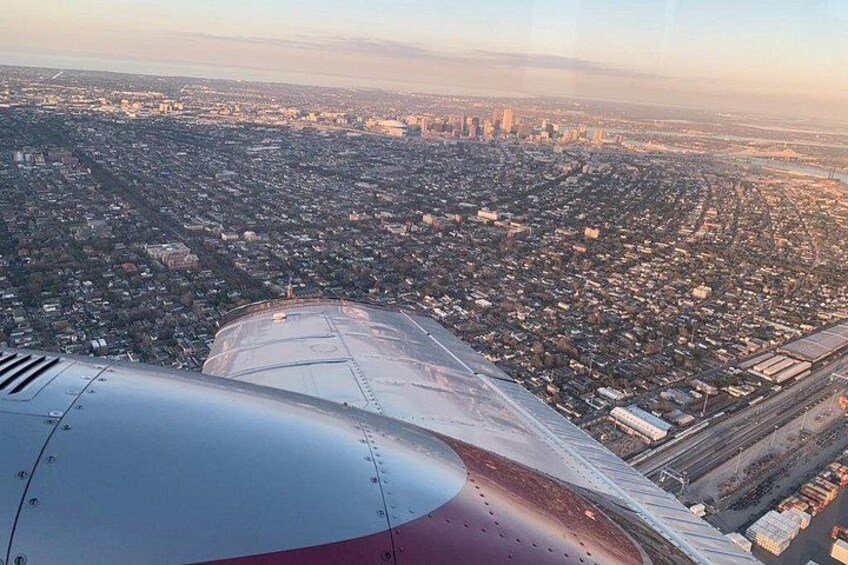 Une aile d’avion, un paysage urbain et une étendue d’eau. 3