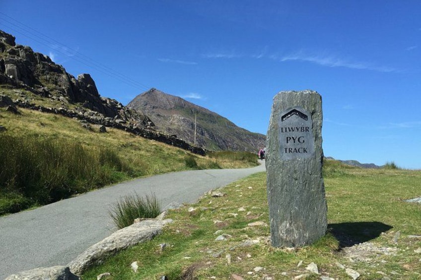 Un panneau indiquant le sentier de Llwybr Pyg, avec une montagne en arrière-plan. 2