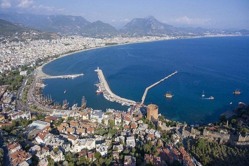 Une ville côtière dotée d’une imposante digue, d’un fort historique et offrant une vue dégagée sur la côte. 1