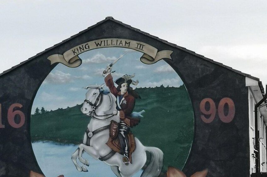 Un mural muestra al rey Guillermo III a caballo, con los números 90 y 16 a la vista. 3