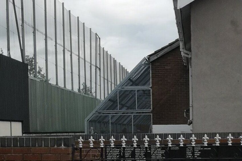 Un edificio con techo inclinado y valla decorativa. 3