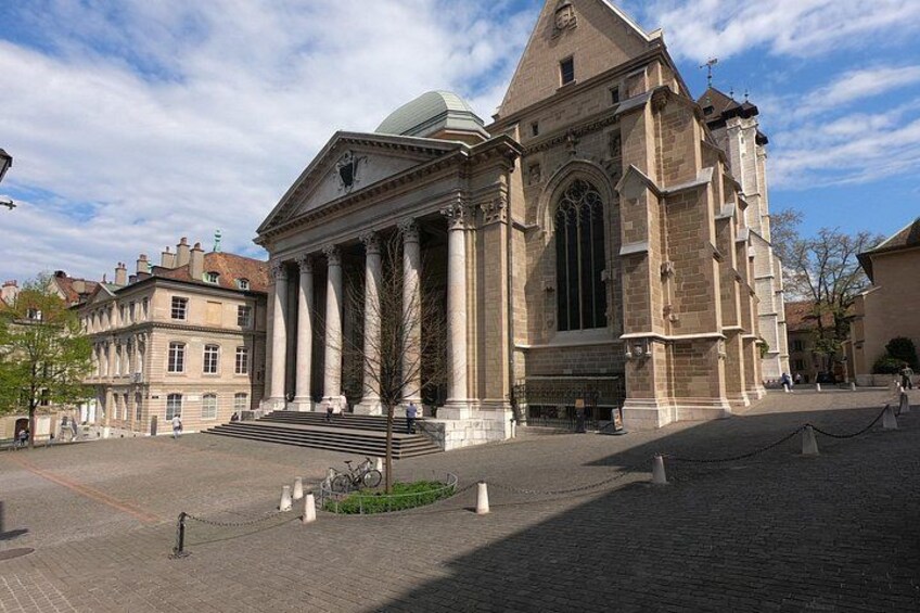 Un bâtiment historique doté de colonnes et d’un dôme, entouré d’une place pavée et d’autres bâtiments. 5