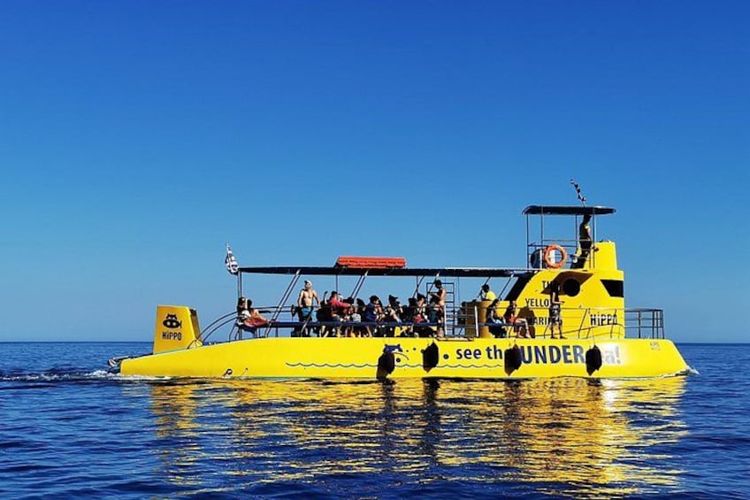 Un bateau jaune avec des personnes à bord, portant les inscriptions « HIPPO » et « observez le monde SOUS-MARIN ». 2