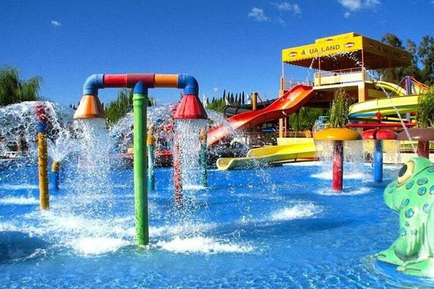 Un parco acquatico con diverse scivoli e una piscina con onde. 5