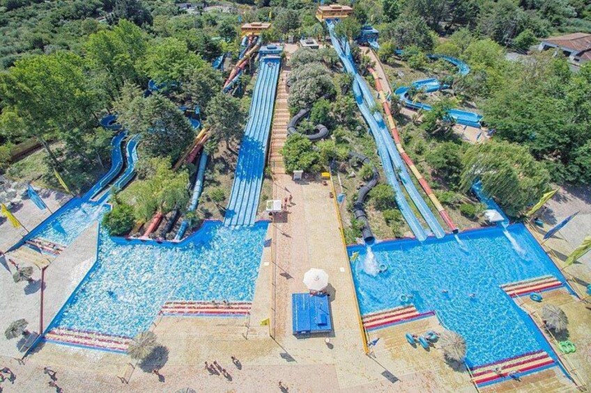 Un parco acquatico con diverse piscine e scivoli. 3