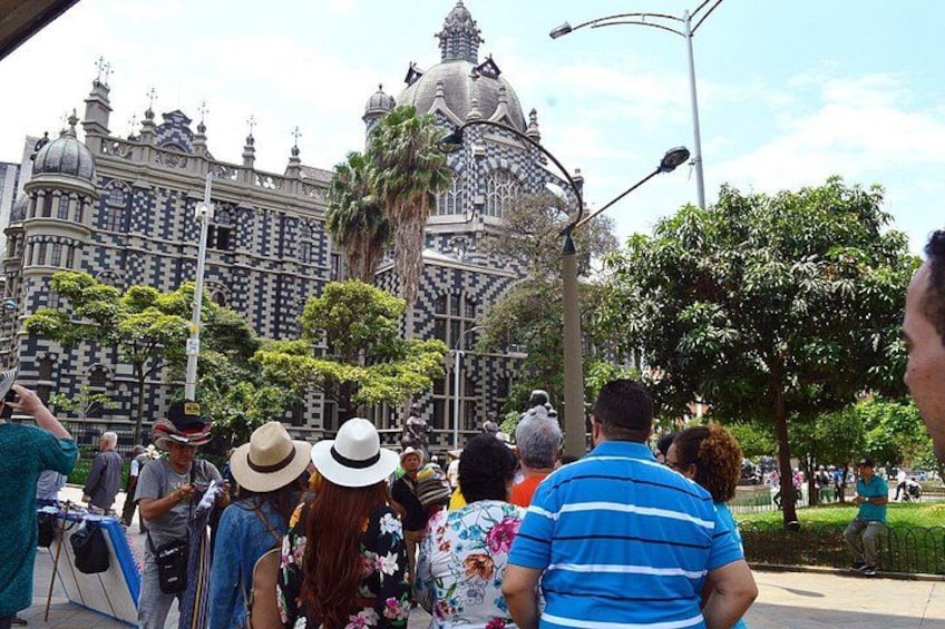 Una multitud de personas frente a un edificio grande y ornamentado con una cúpula y arquitectura elaborada. 1