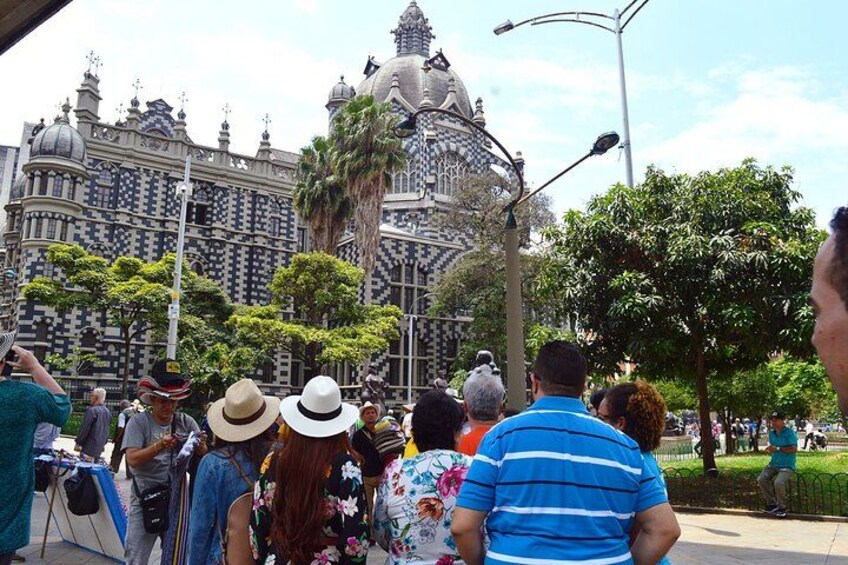Una multitud de personas frente a un edificio grande y ornamentado con una cúpula. 1
