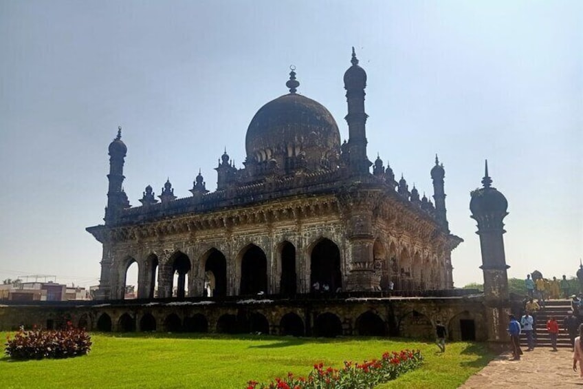 Hyderabad, Bijapur, Badami & Hampi Tour