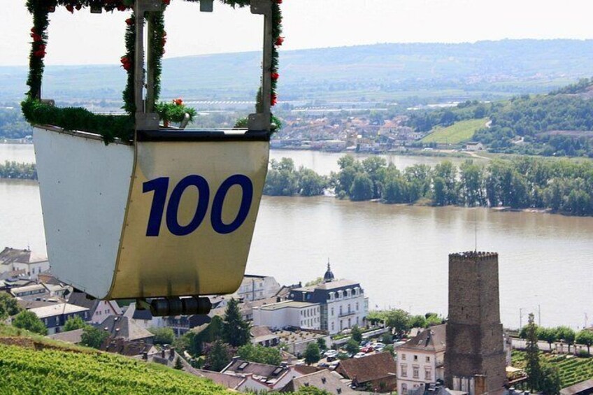 Un teleférico con el número 100, un río y una torre al fondo. 5