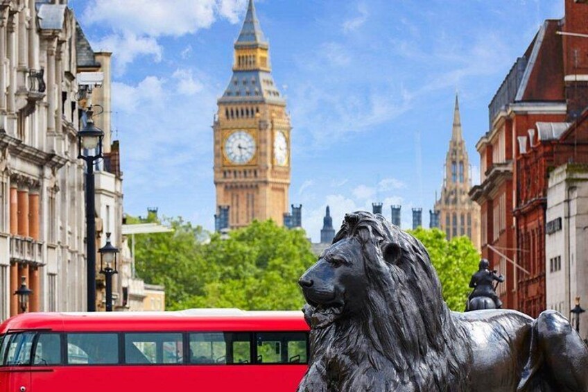 Une statue de lion, un autobus à deux étages rouge et la tour de l’horloge du Big Ben. 3