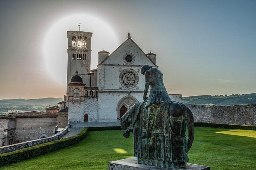 Une statue, une église et un paysage côtier. 2