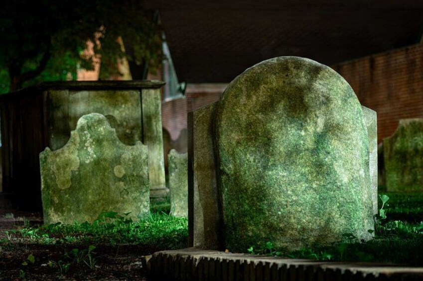 Un cimetière avec des pierres tombales et une stèle. 2