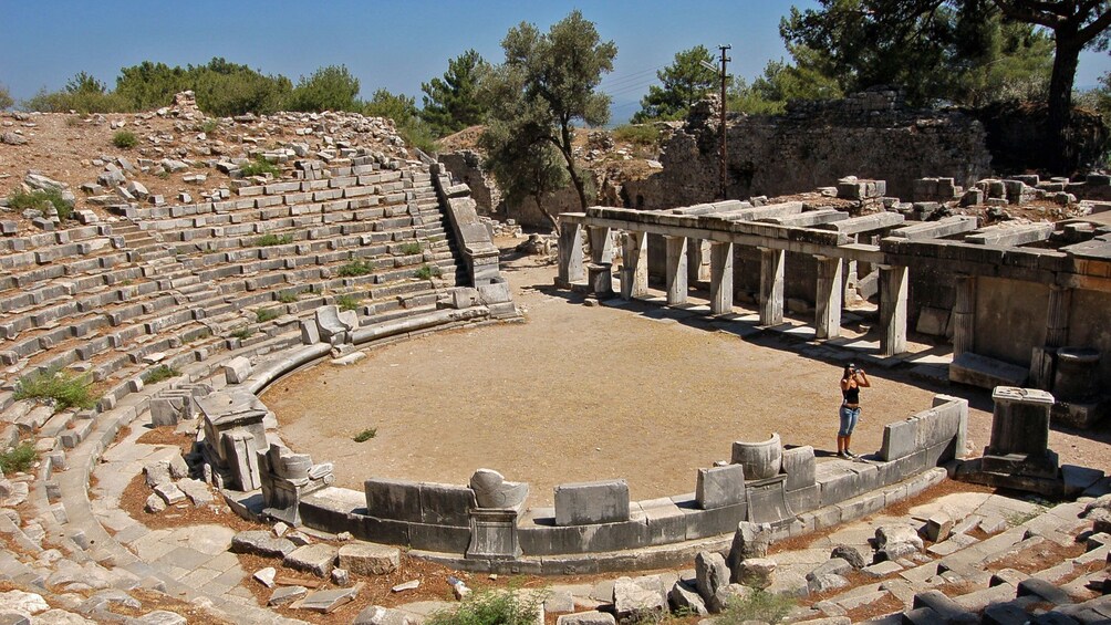 Un ancien amphithéâtre avec des gradins et des colonnes en pierre. 4