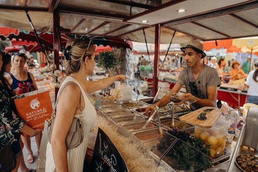 Straatverkoper bereidt eten op een marktkraam. 3