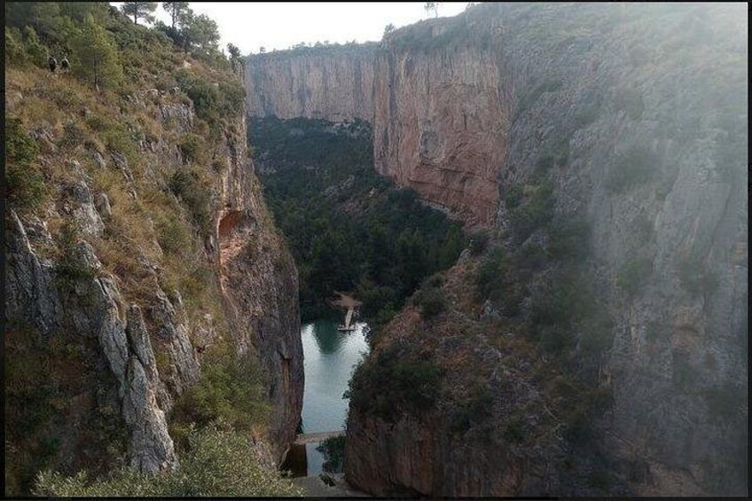 Un cañón con acantilados escarpados y un río. 4