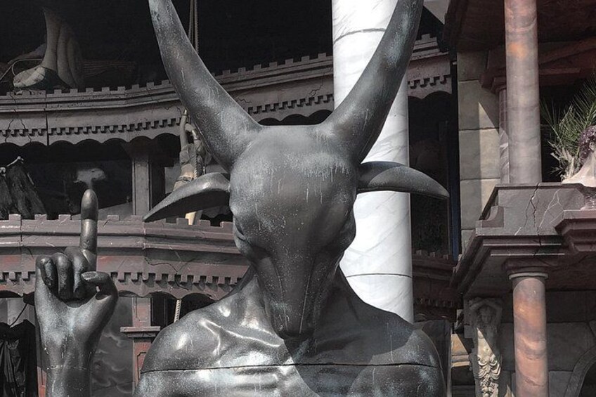 Una statua di un toro con corna e una mano alzata. 2