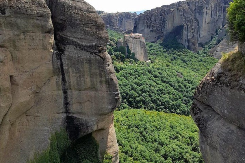 Un cañón con riscos escarpados y vegetación verde densa. 3