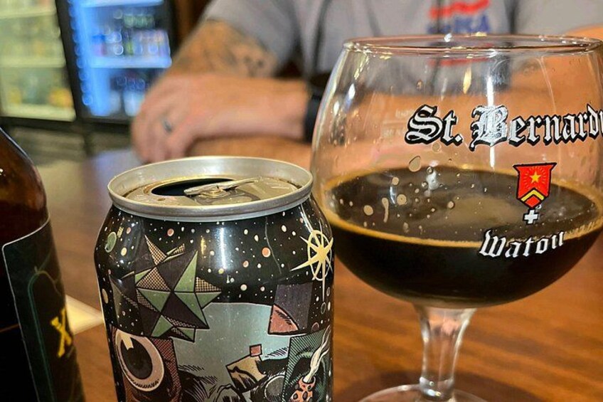 Eine Dose und ein Glas Bier mit einem Logo. 3