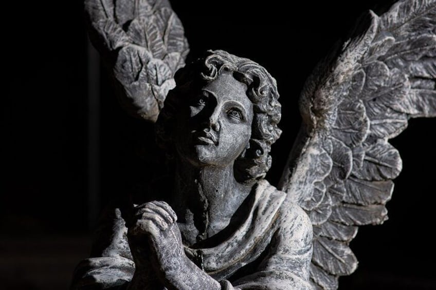 Una scultura di un angelo con ali elaborate e un'espressione serena. 2