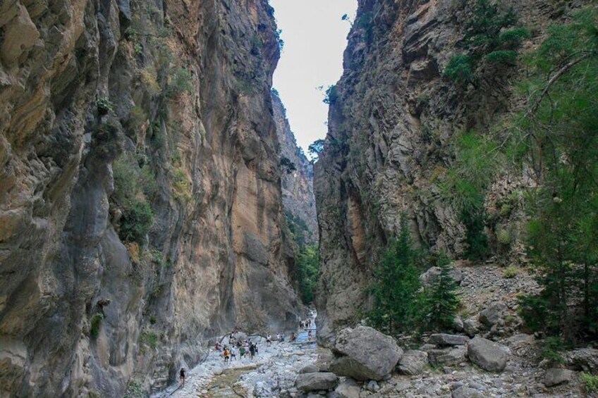 Un canyon aux parois rocheuses abruptes, avec une rivière qui coule au fond. 2