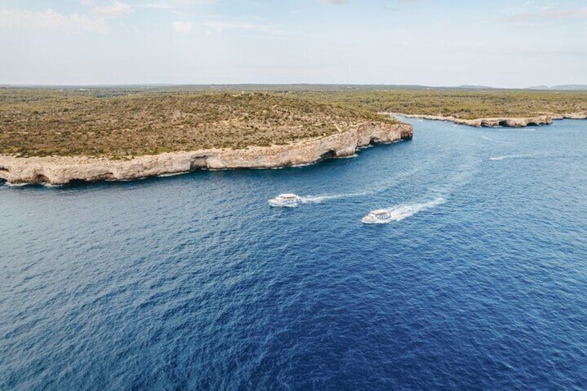 Un paysage côtier avec une rive rocheuse et un bateau sur l’eau. 2