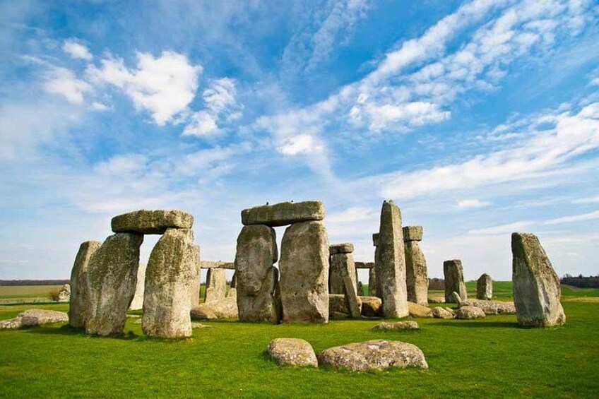 Stonehenge se dresse sur un champ verdoyant, sous un ciel dégagé. 2