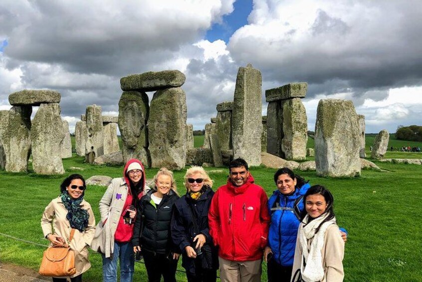 Un groupe de personnes se tient devant Stonehenge. 3