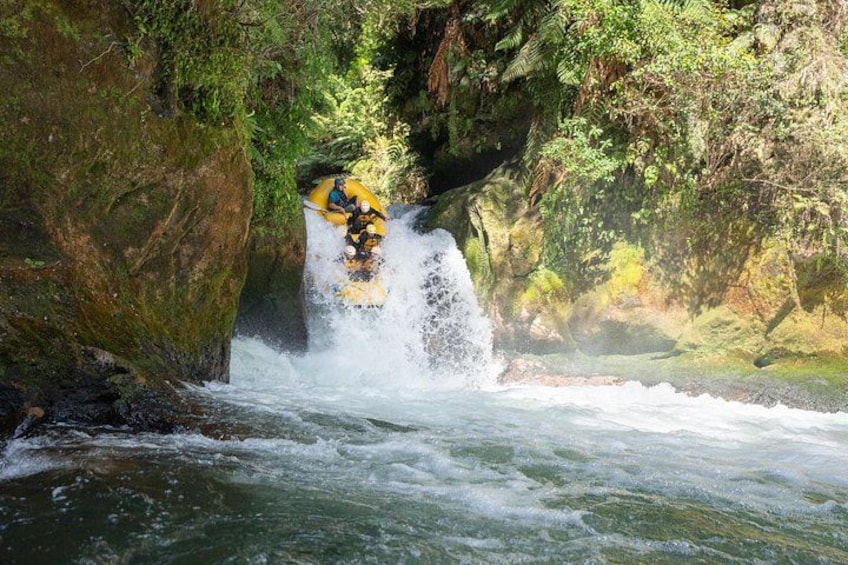 Een raftingtocht over wild water door een rotsachtige kloof met weelderige begroeiing. 2