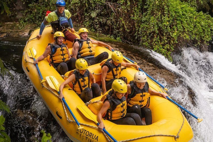 Een groep mensen in een gele opblaasbare vlot staat op een rivier met stromingen. 4
