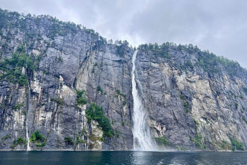 Een waterval stort neer op een rotswand in een waterpartij. 2