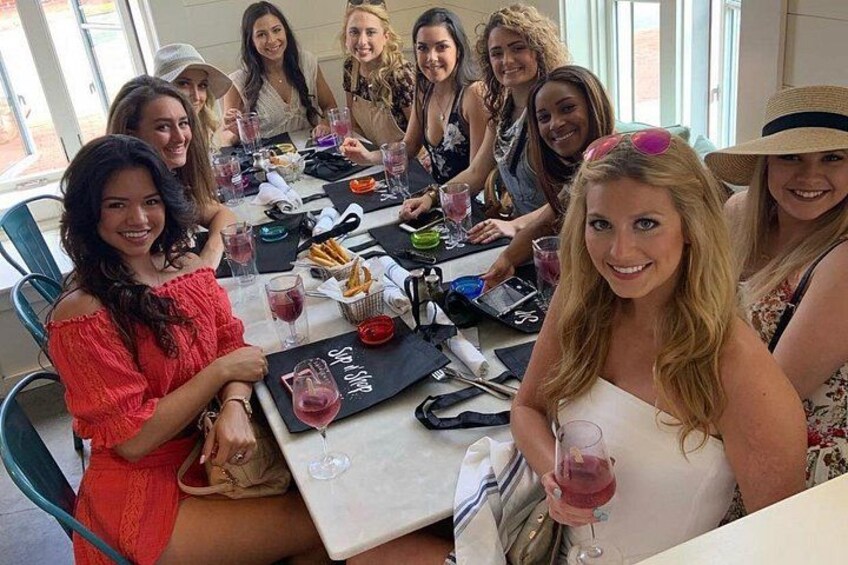 Un grupo de personas sentadas en una mesa con bebidas y aperitivos. 5