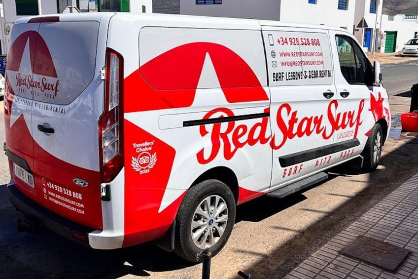 Un furgone rosso e bianco con la scritta 'Red Star Surf' parcheggiato in strada. 2
