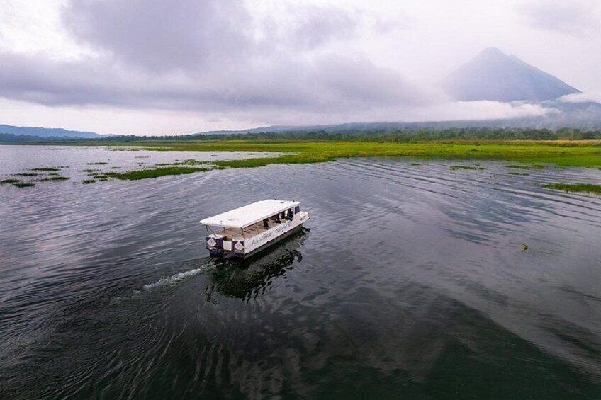 Een boot op kalm water, met een bergachtig landschap op de achtergrond. 4