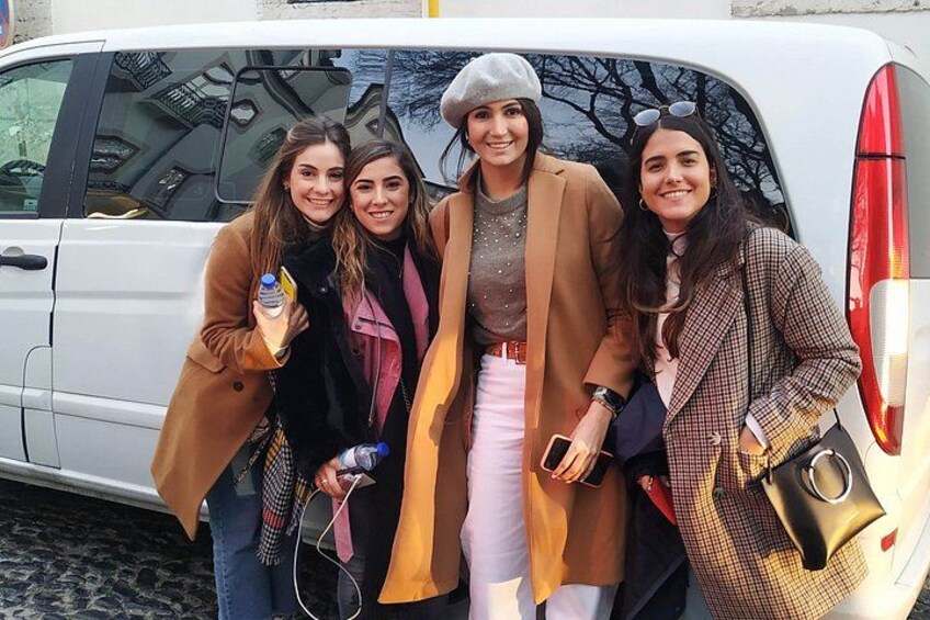Cuatro personas de pie frente a una camioneta blanca. 4
