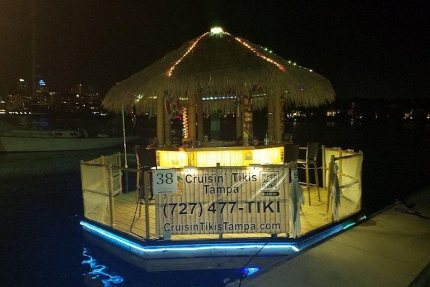 En bindingsværksbygning med skiltet 'Cruisin' Tiki's Tampa' og et kontaktnummer. 4
