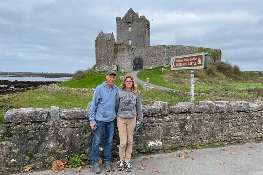 A stone wall, a sign for Vinniare Castle, and a castle in the background. 3