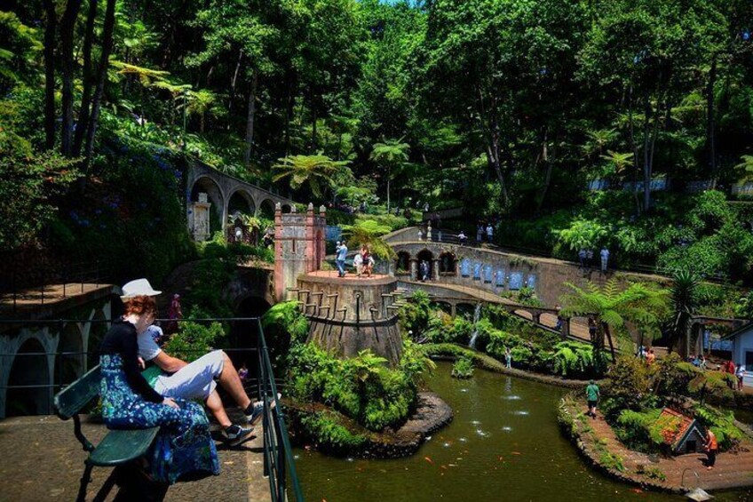 Un parc avec un étang, un pont et un kiosque. 3