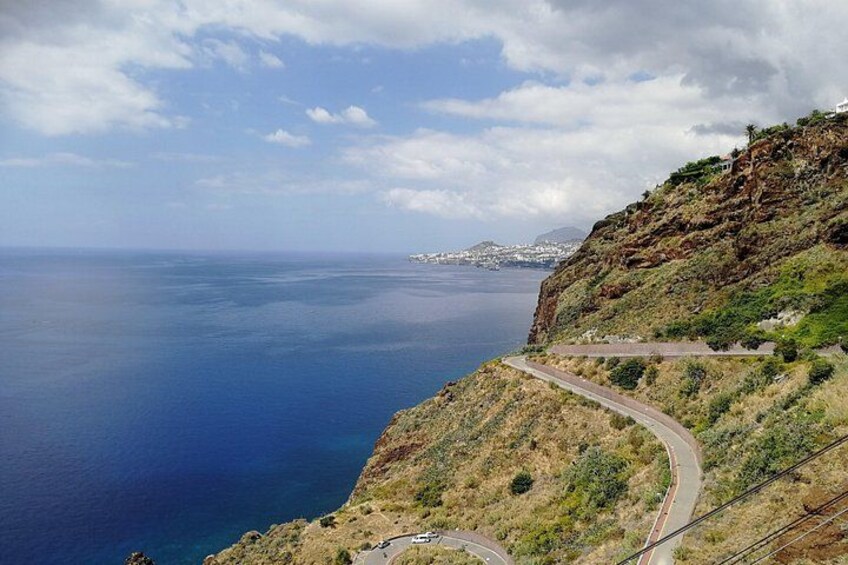 Una carretera costera serpentea a lo largo de un acantilado, con vistas al océano. 2