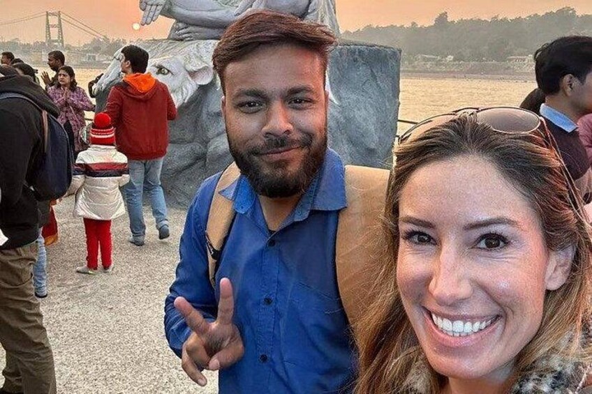 Un grupo de personas cerca de una gran escultura frente al agua. 3