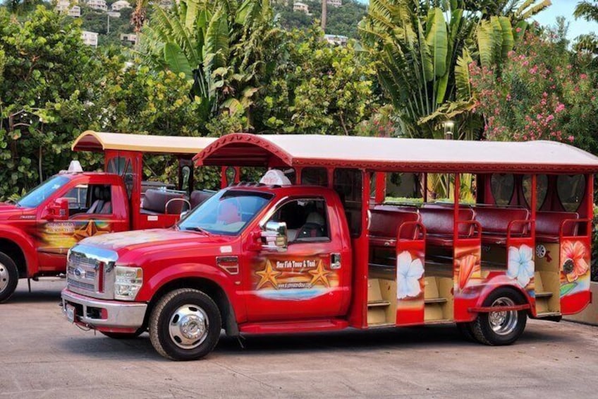 Un camión de comida rojo con diseños florales y un letrero que dice 'Star Food Truck & Thai'. 4