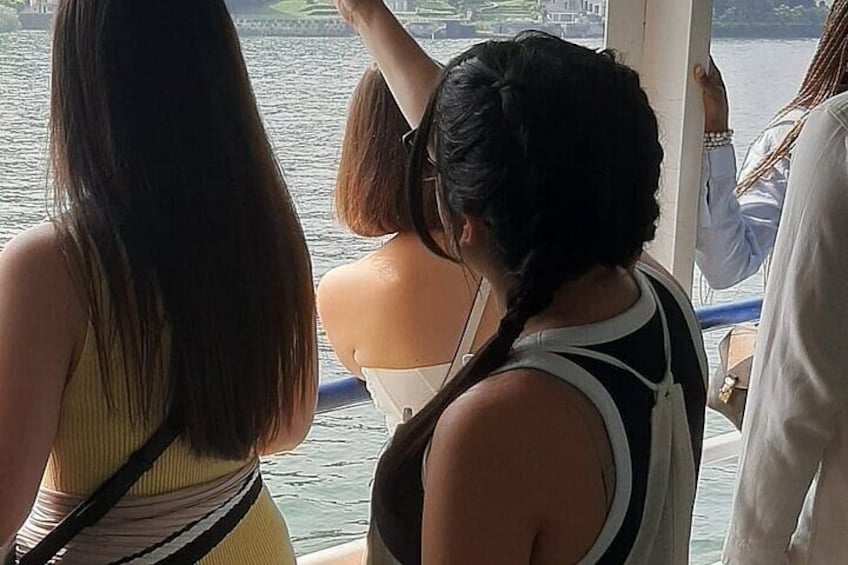 Un gruppo di persone su una barca che guarda l'acqua. 3