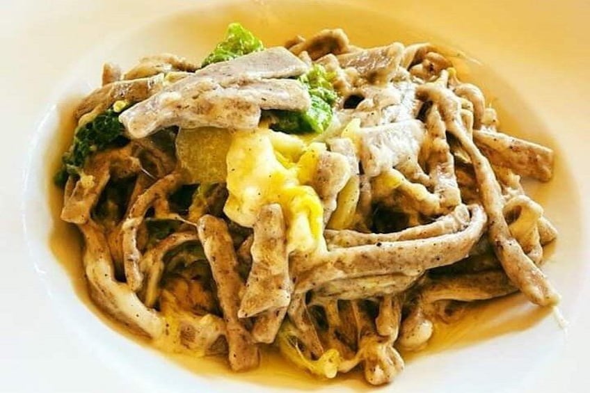 Un piatto di noodles saltati in padella con broccoli e salsa cremosa. 2