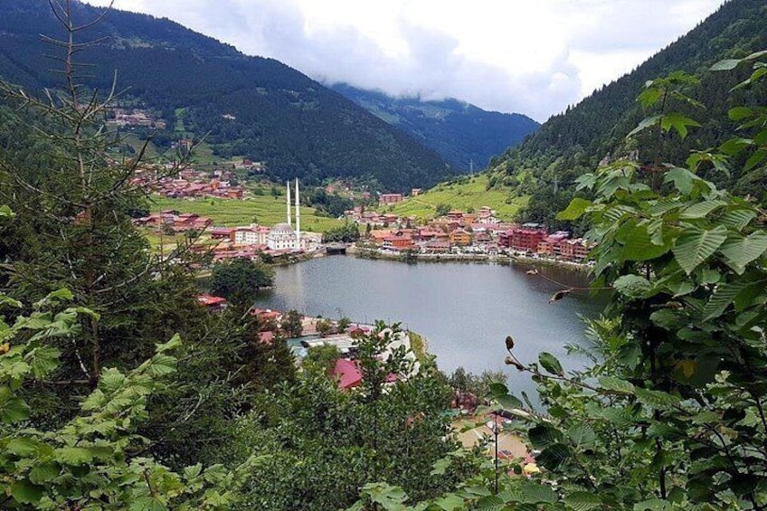 A town by a lake surrounded by mountains. 2