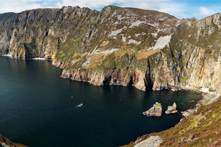 Un paisaje montañoso con un lago y afloramientos rocosos. 5