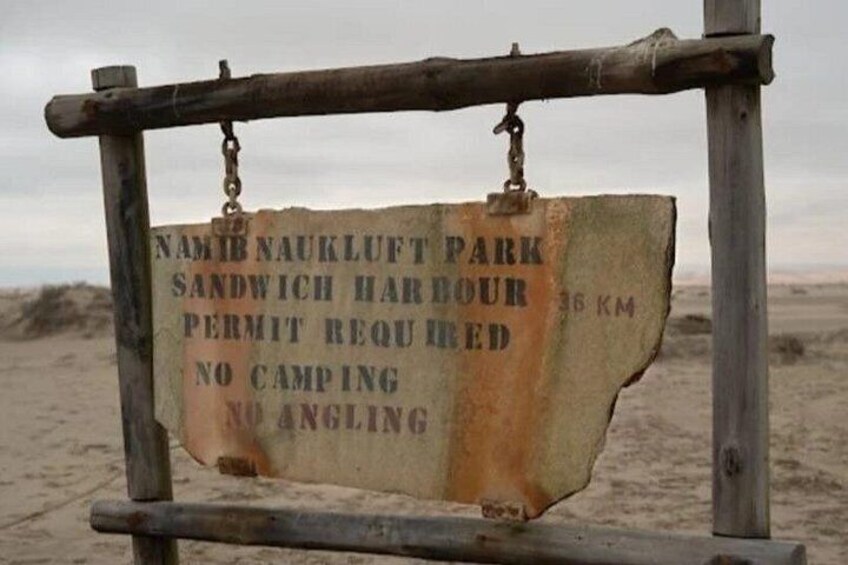 Une vieille pancarte au parc Namib Naukluft indique qu’il s’agit de Sandwich Harbour, situé à 36 km. 2